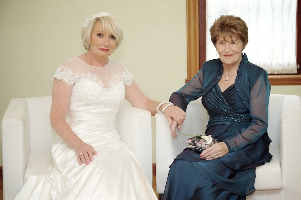 La mariée Diane et la mère du marié Roger au Chateau Saint-Antoine