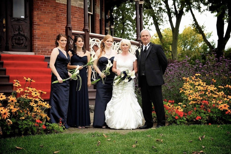 les filles d 'honneur avec les mariés au Chateau saint-Antoine