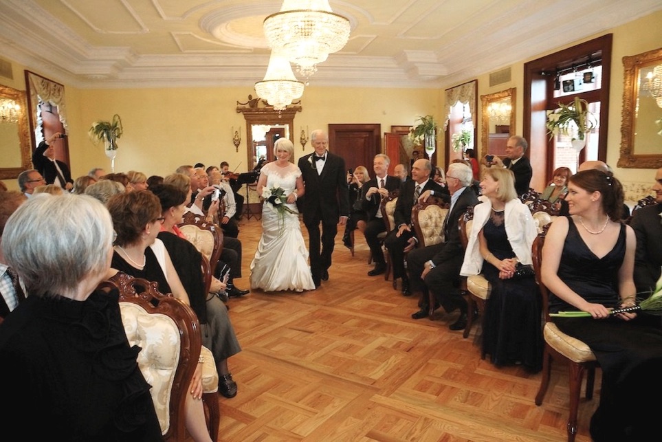 l'entrée marche nuptiale au Chateau Saint-Antoine