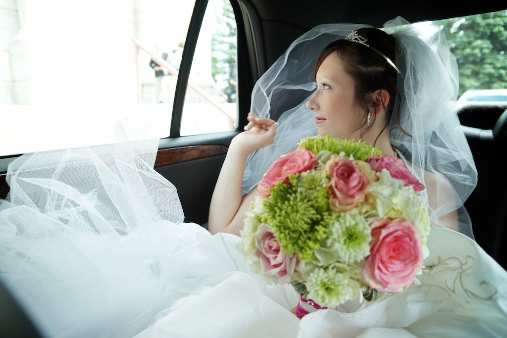 La matiée Émilie et son bouquet dans la limousine