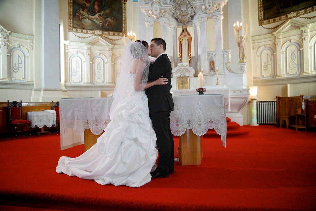 Les mariés s'embrasse à l'église