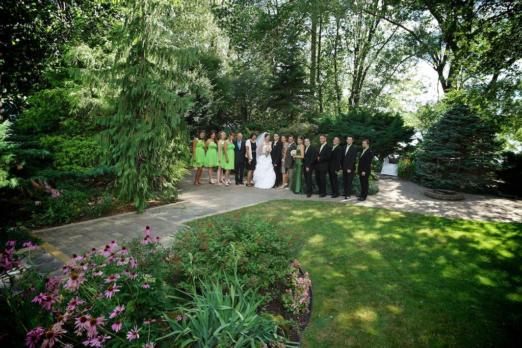 Photo des convives au jardin à saint-Jean-sur-Richelieu