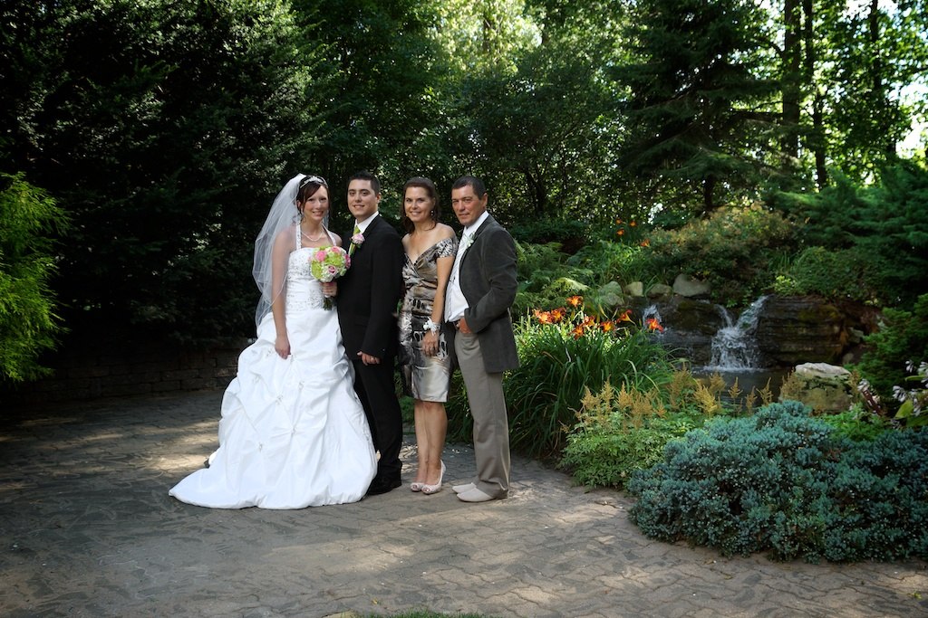 Photo des mariés avec les parent deu marié Gabriel