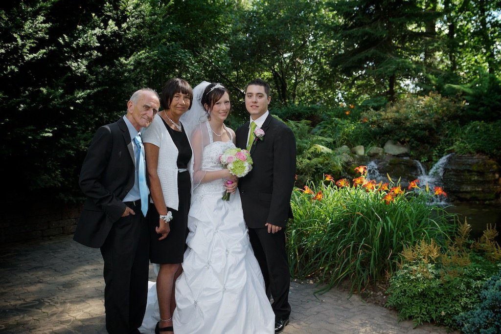 Photo avec les mariés et les parents de la mariée Émilie