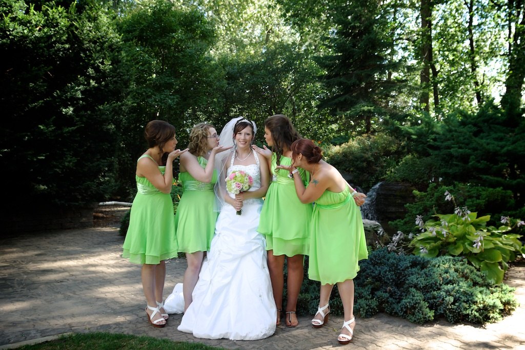 La mariée Émilie avec les demoiselles d'honneur