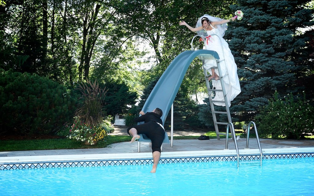 photo humour des mariés dans la glisoire de la poscine