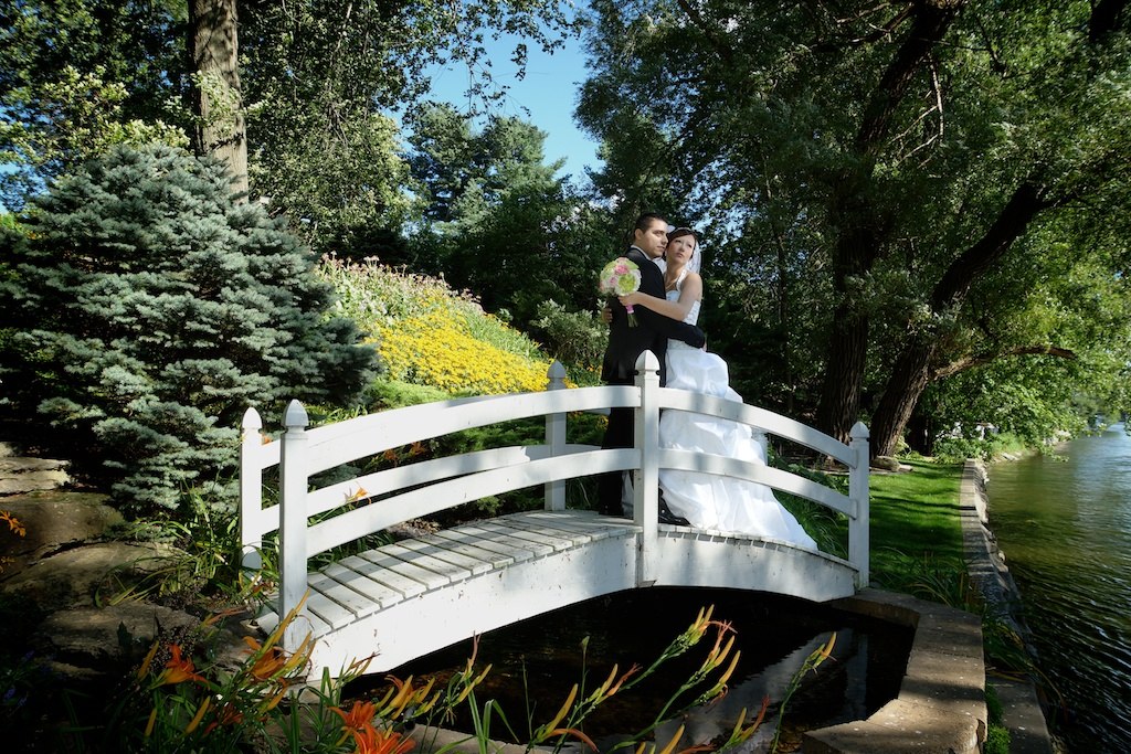 photo romantique des mariés près de la rivière Richelieu