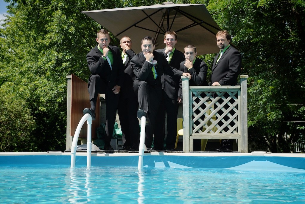 les hommes dMhonneur et le marié devant la piscine