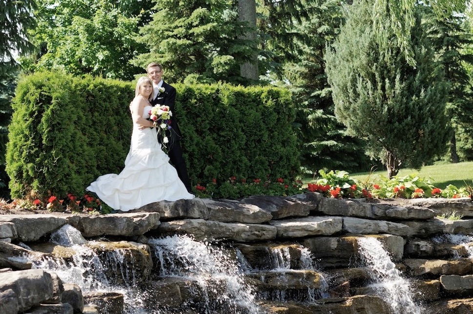 Les-mariés-au-dessus-de-la-cascade-Chateau-Vaudreuil