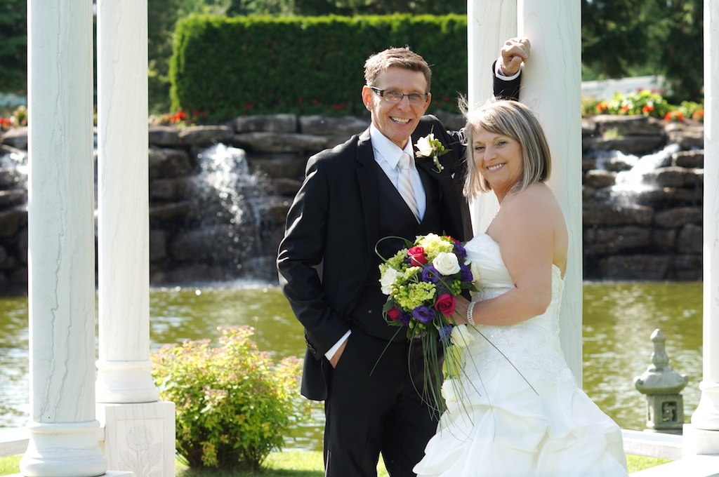 Photo-de-mariage-dans-le-jardin-du-Chateau-Vaudeuil