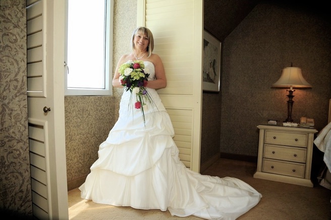 La mariée près de la fenêtre de la chambre