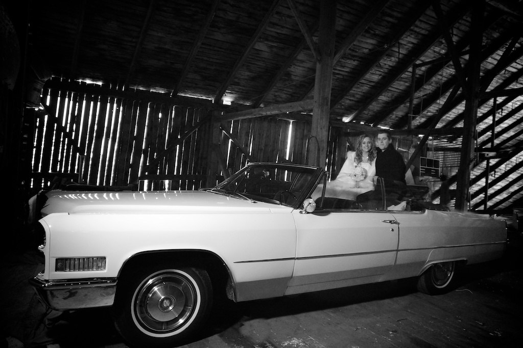 Photo-mariage-hiver-avec-vielle-voiture