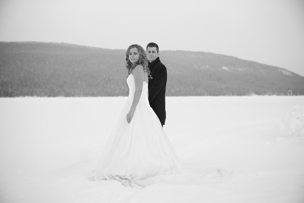 Photo-de-mariage-en-hiver-avec-le-couple-sur-le-lac
