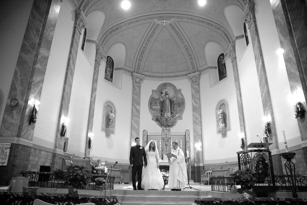 Le-couple-mariés-à-église