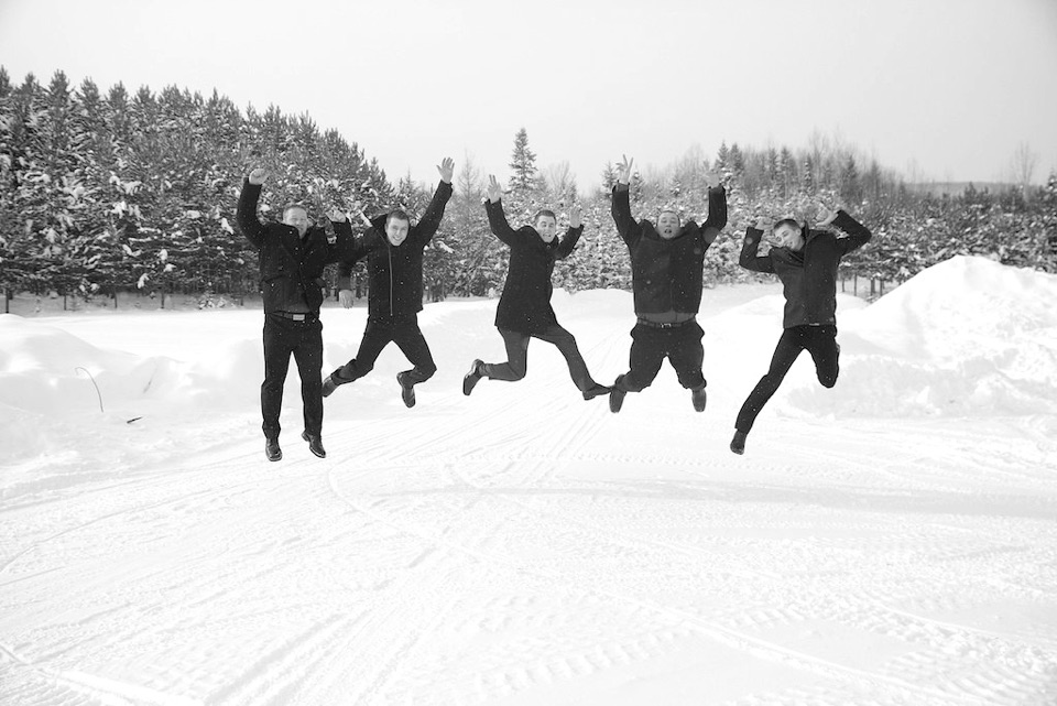 photo-mariage-hiver-homme-honneur-saute-dans-les-air