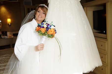 la belle mariée Sophie étendu sur le lit avec son bouquet