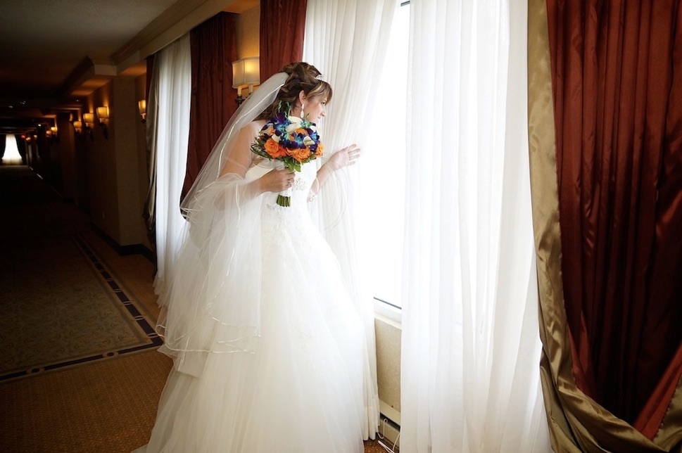 Magnifique photo de la mariée devant le lac des deux Montagnes