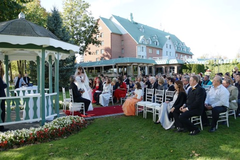 Le marié Daniel à l'entrée du Château Vaudreuil