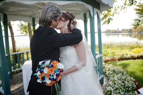 La bouqutière montre la grande salle de réception de mariage au Château Vaudreuil