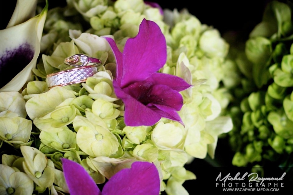 Les alliances des mari&eacute;s dans le bouquet