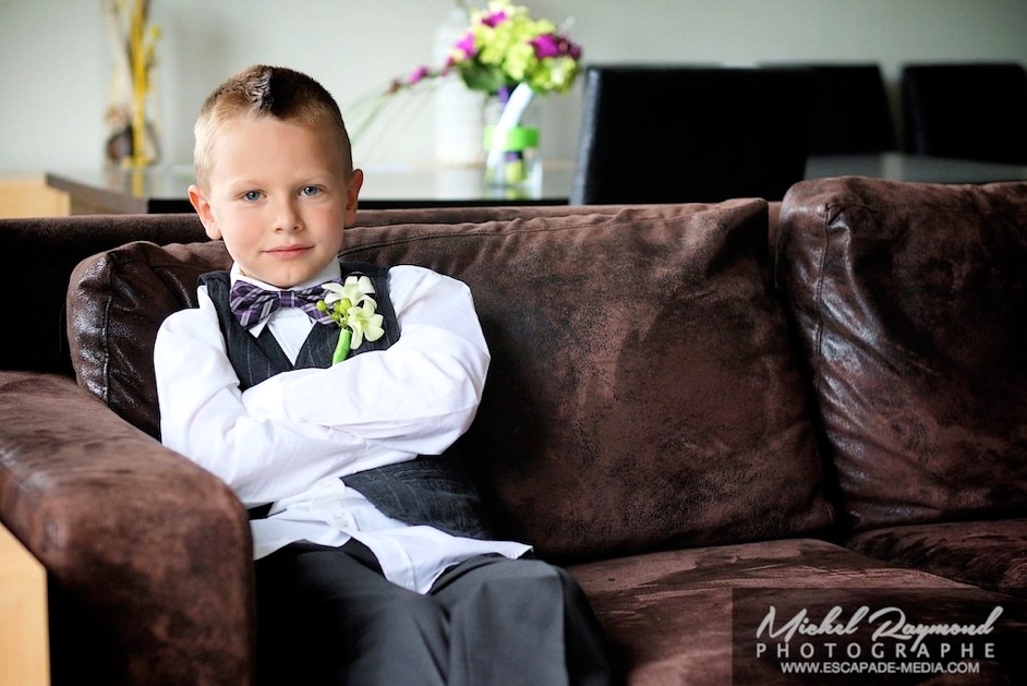 enfant porteur d'allianve sur le sofa