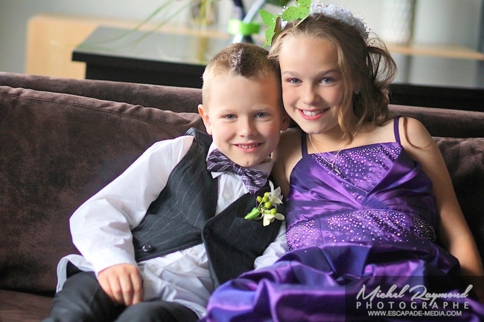 les enfants des mari&eacute;s sur le sopha