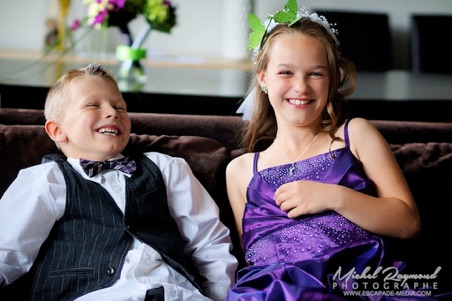 les enfants fou de rire sur le sofa