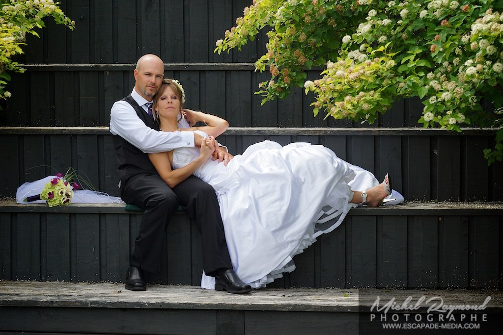 les mari&eacute;s dans le jardin pr&egrave;s du spa