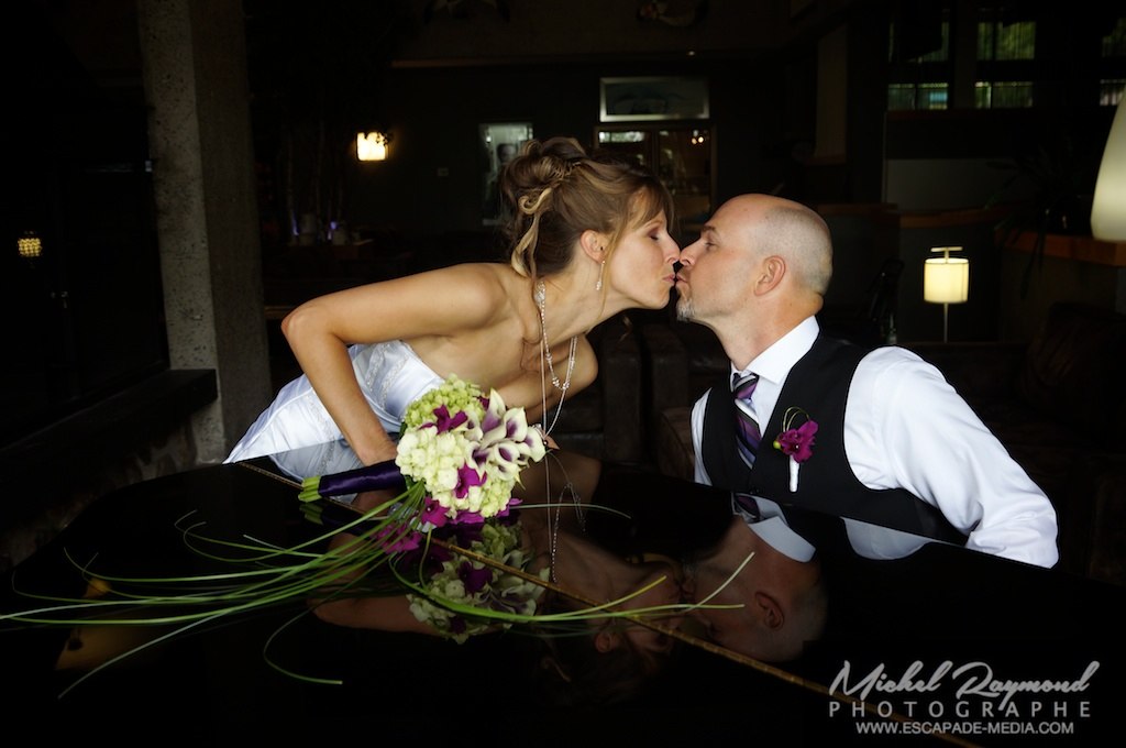 les mari&eacute;s devant le piano