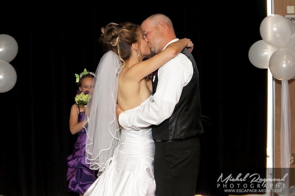 les mari&eacute;s s'embrasse