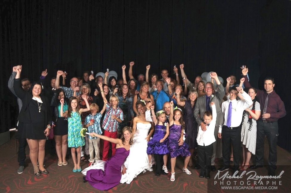 photo de groupe apr&egrave;s le mariage