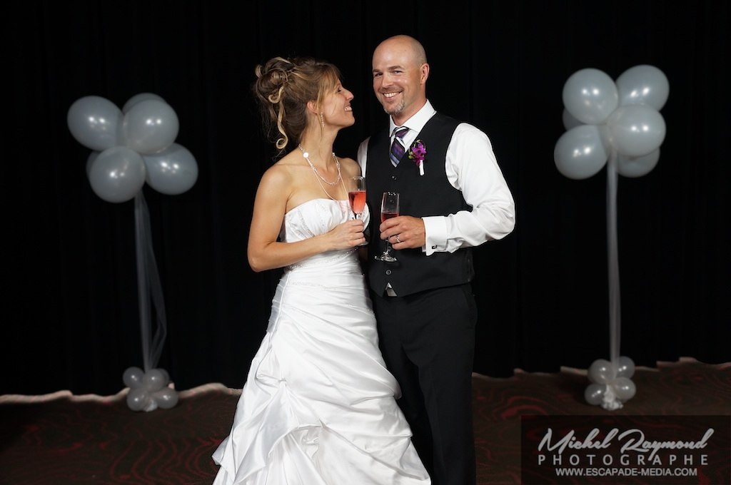 les mari&eacute;s avec le champagne