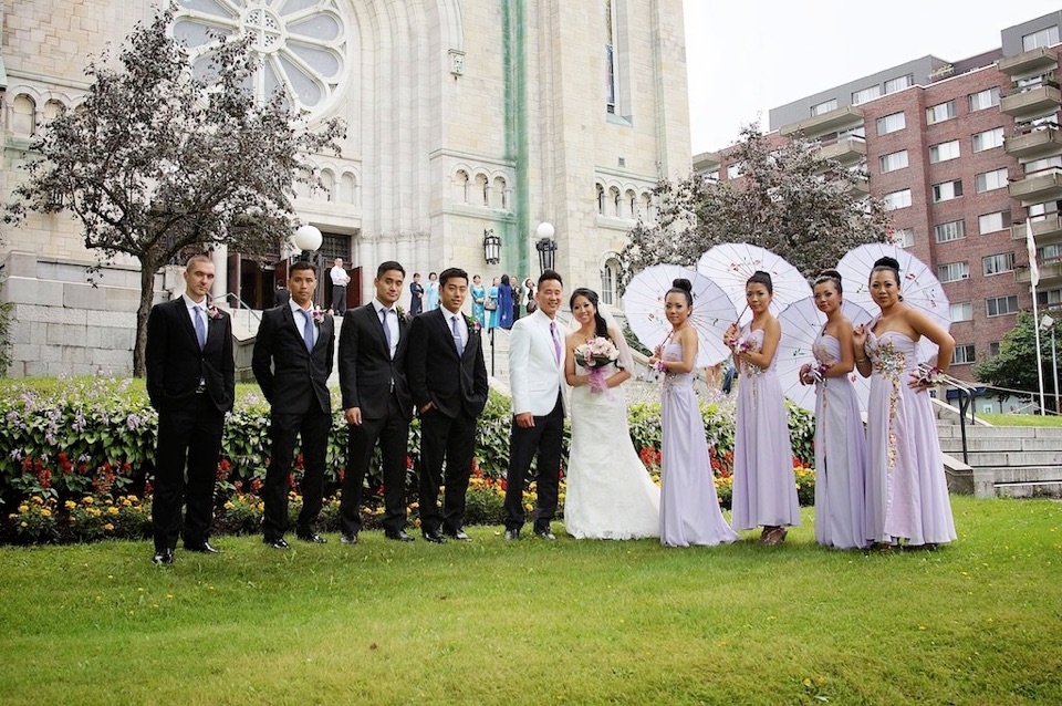 demoiselles-ao-dai-et-homme-honneur-église