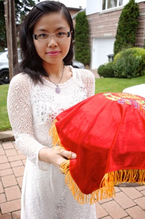 belle-vietnamienne-avec-cadeau-boitte-rouge