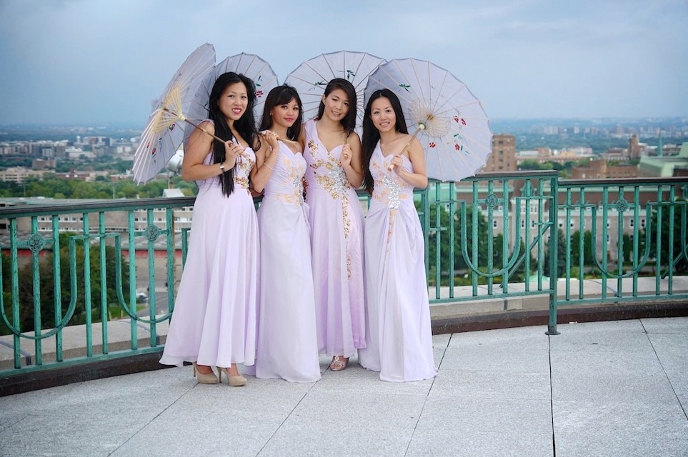 demoiselles-honneur-en-ao-dai-et-parapluie