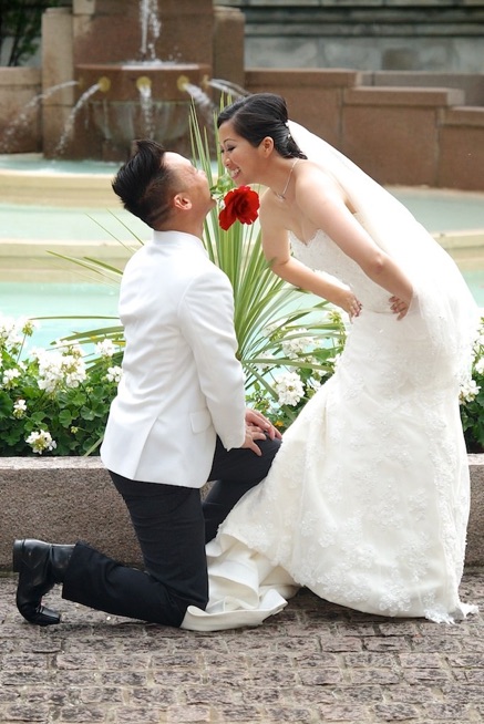 la-mariée-vietnamienne-donne-fleur-au-marié