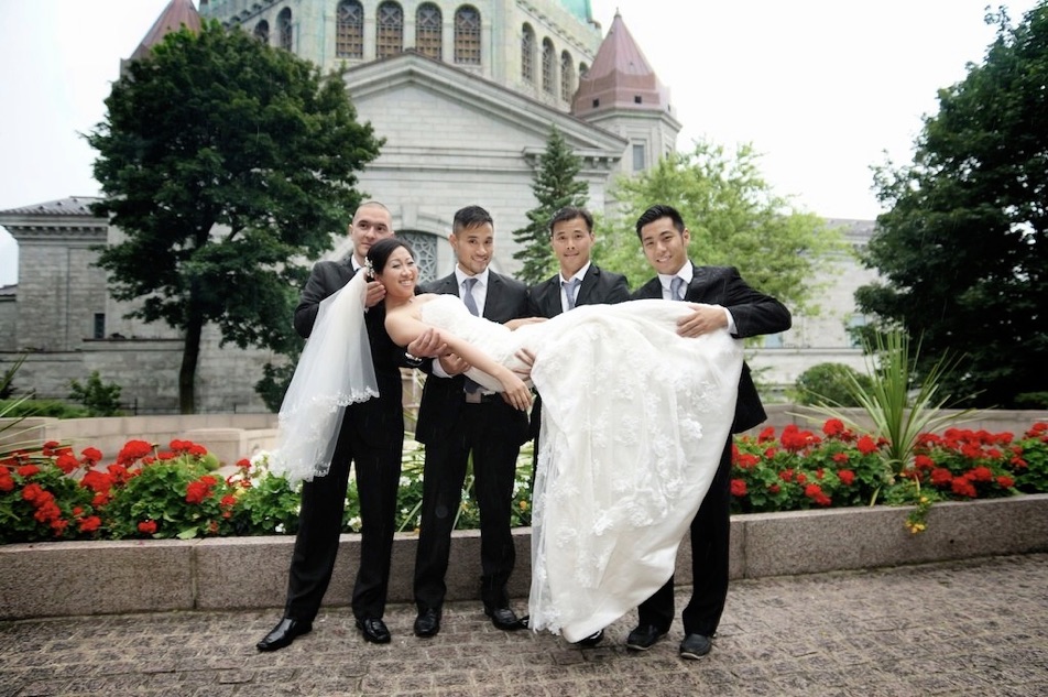 la-mariée-vietnamienne-dans-les-bras-hommes-honneurs