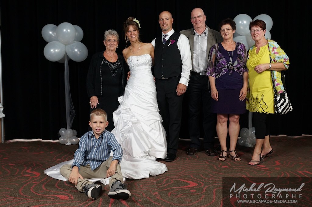 photo de groupe après le mariage