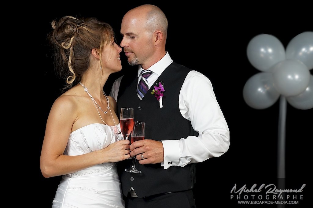 les mariés avec une coupe de champagne