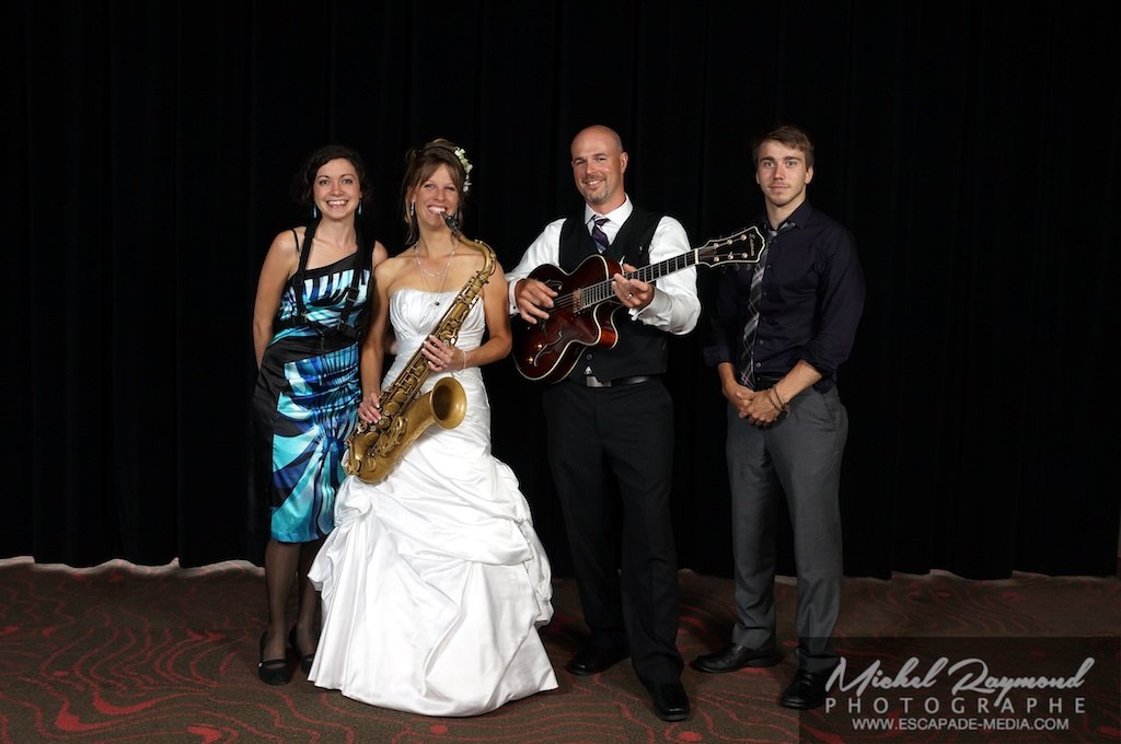 photo des mariés avec les musiciens