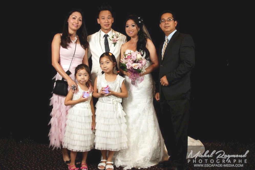 photo des mariés avec amis et enfant vietnamien