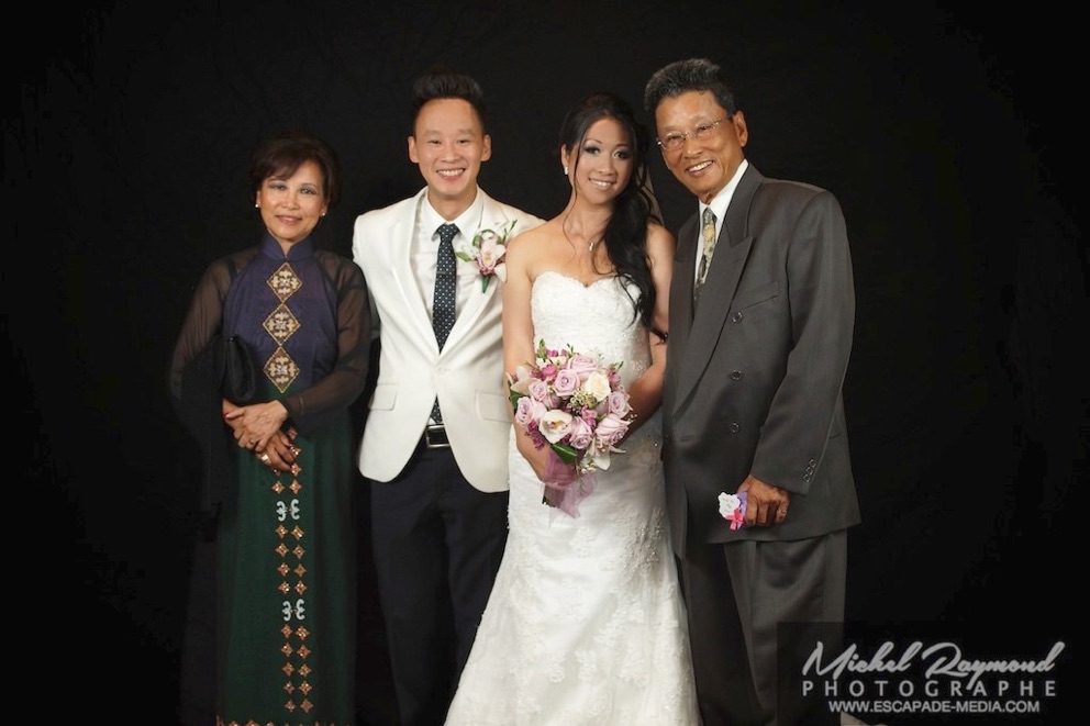 photo des mariés avec oncle et tante