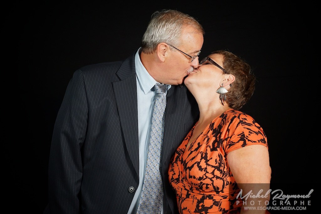 photo studio grand parent qui s'embrasse
