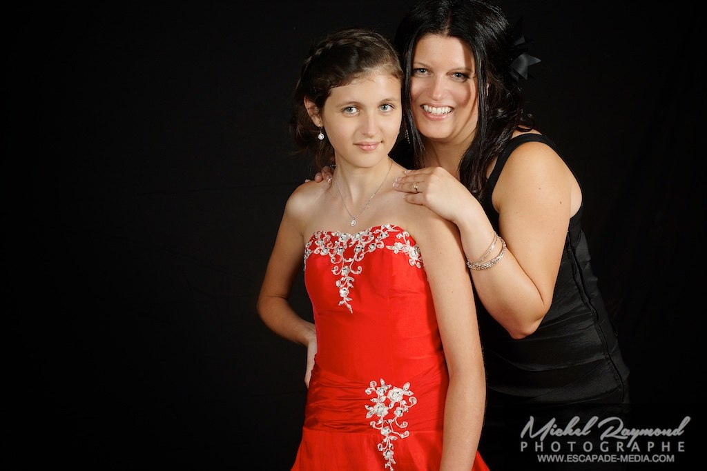 photo en studio deux femme robe rouge et noir