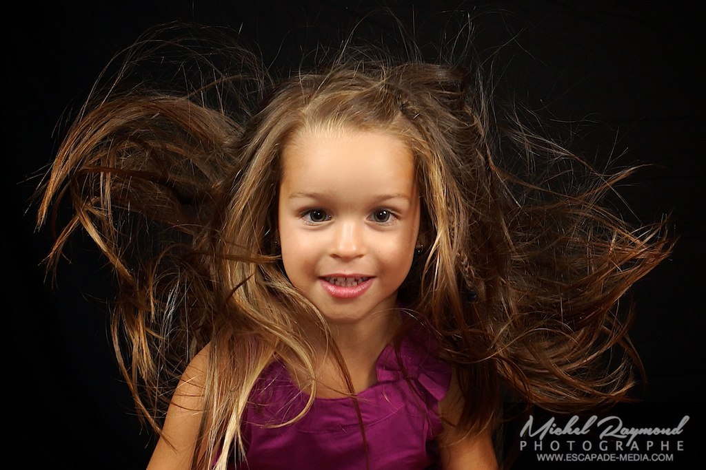 session de studio avec petit fille les cheveux au vol