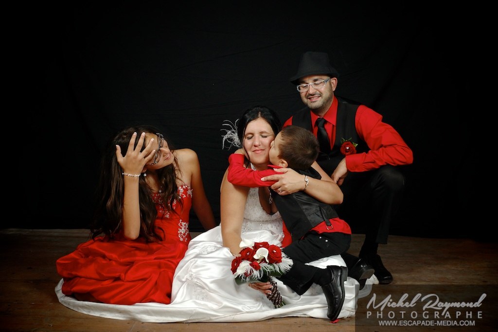 photo des mariés avec les enfants