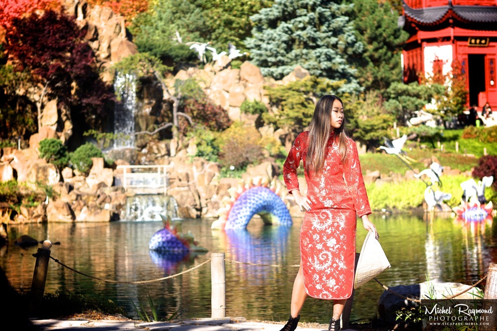 modèle-chinoise-près-du-lac-artificiel-du-jardin-de-chine
