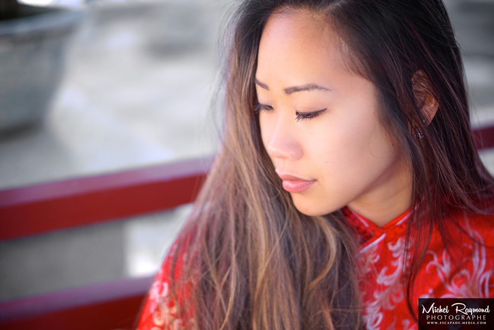 chinoise-regarde-vers-le-bas