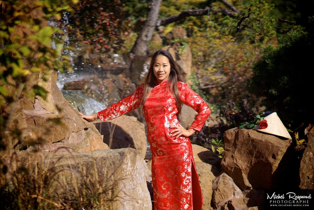 modèle-Ka-Yan-avec-robe-traditionnel-chinoise-rouge