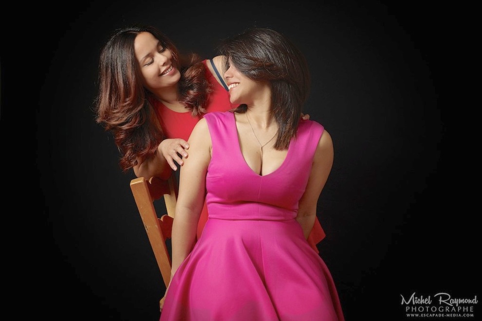 elaine et cindy en robe rouge et rose